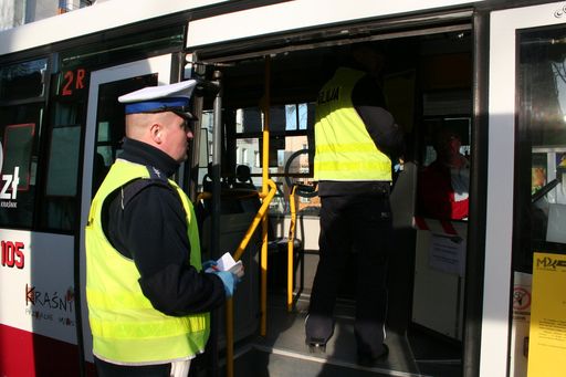 Kontrole policji w naszych autobusach itm1#183